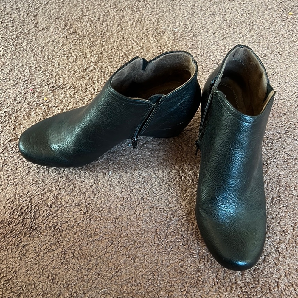 Natural soul size 8 small heeled booties black leather